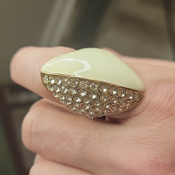 NWOT Statement White & Rhinestone Gold Stretch Ring - Picture 1 of 4
